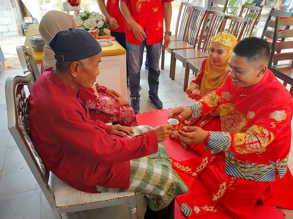 22/5见报∕我们∕出动舞狮 炮竹甘榜迎亲