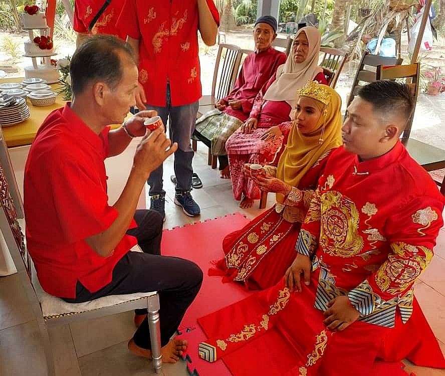 22/5见报∕我们∕出动舞狮 炮竹甘榜迎亲