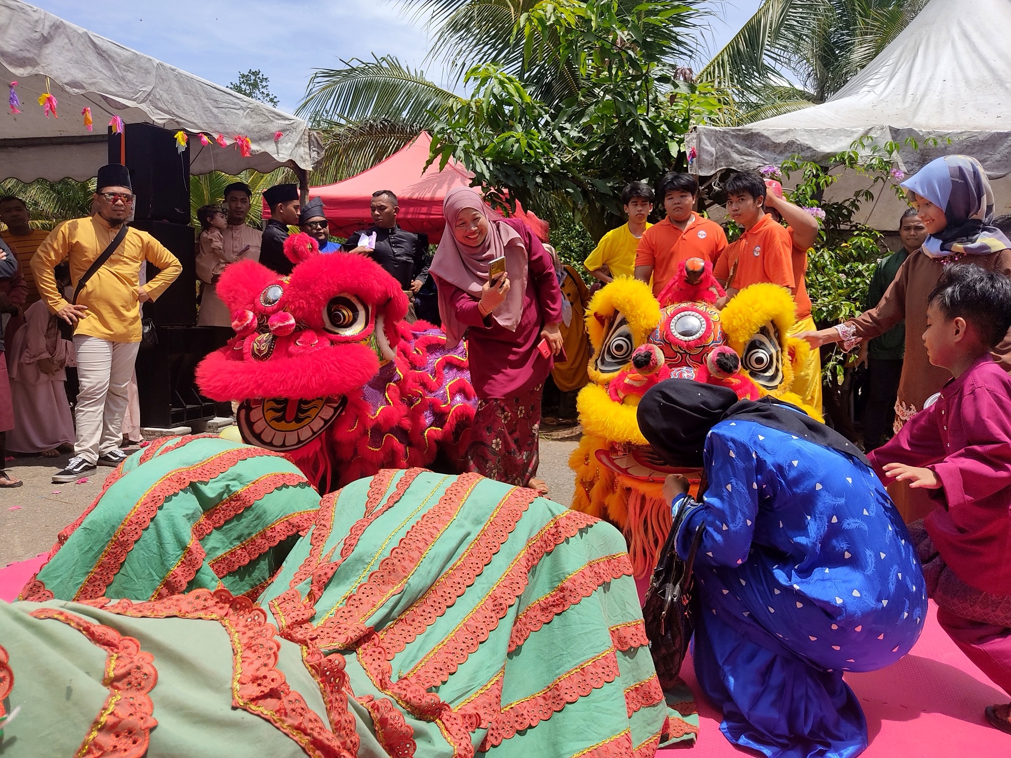 22/5见报∕我们∕出动舞狮 炮竹甘榜迎亲