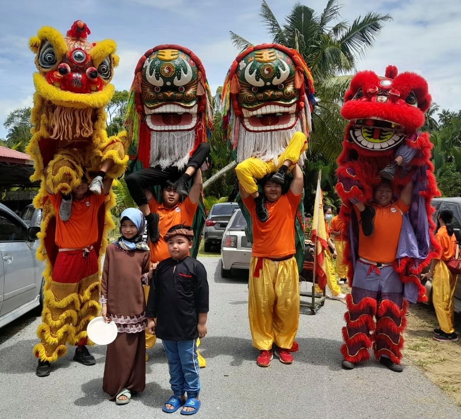 22/5见报∕我们∕出动舞狮 炮竹甘榜迎亲