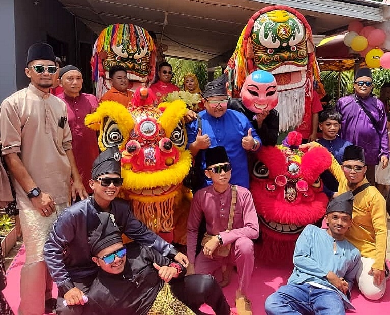 22/5见报∕我们∕出动舞狮 炮竹甘榜迎亲