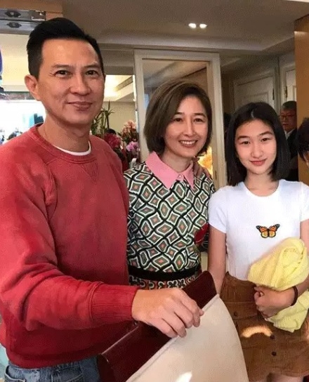 27岁时主持节目视频翻热 关咏荷可爱打扮圈年轻粉