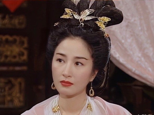 27岁时主持节目视频翻热 关咏荷可爱打扮圈年轻粉