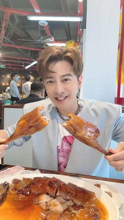 2年前到中国拍广告“没再回过家” 孙耀威回港激动:降落时会哭