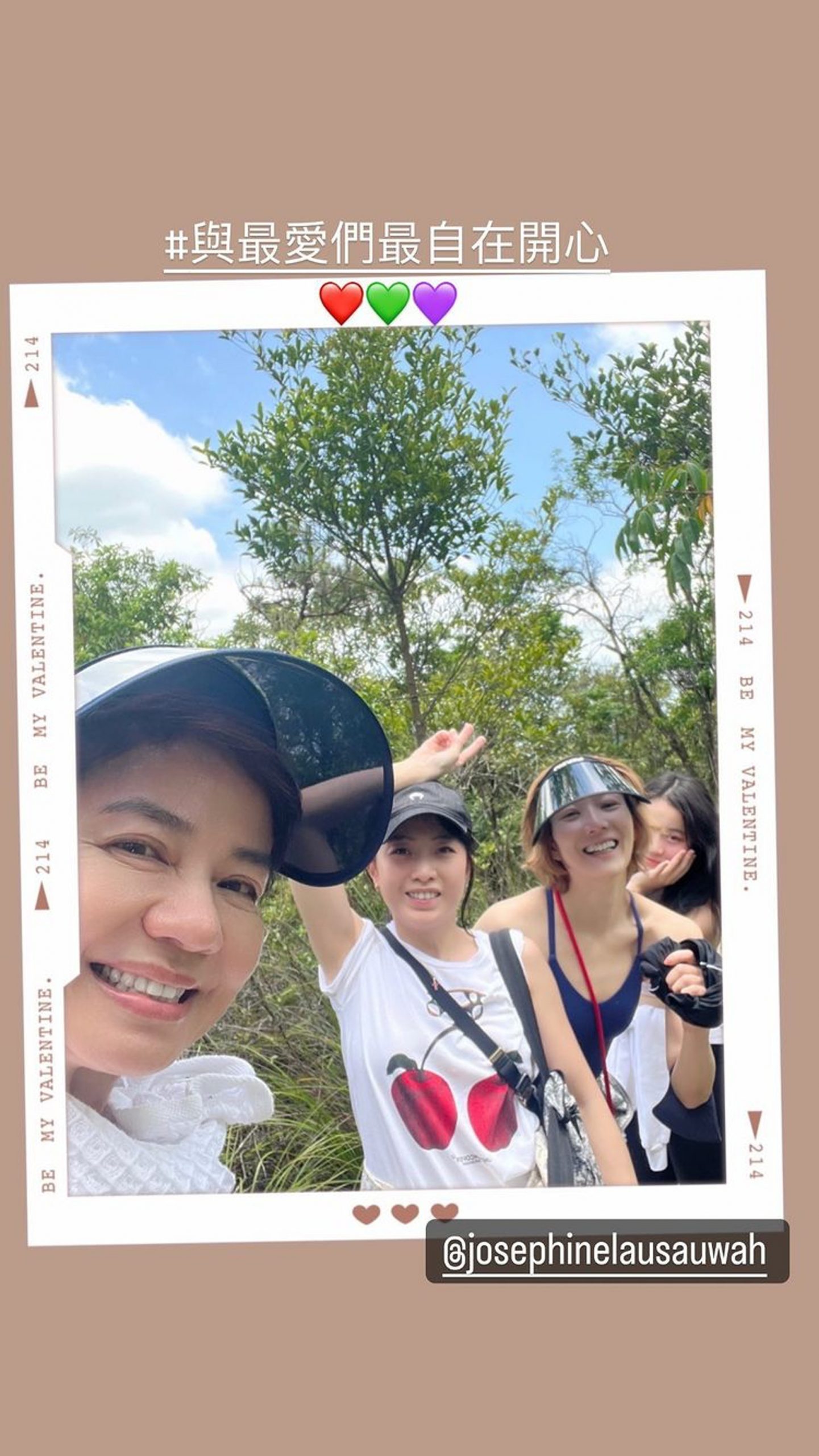 62岁锺楚红无惧素颜大方自拍  获赞优雅老去