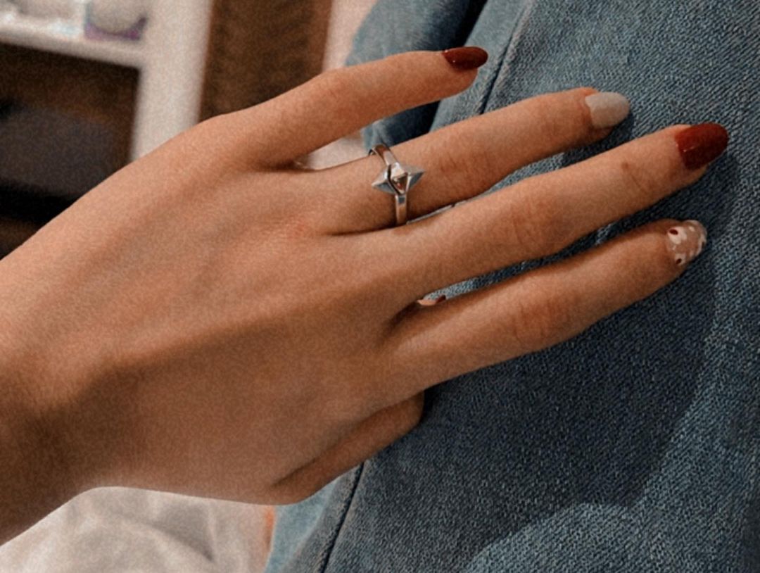 988 DJ苏颖滢被求婚   收导演男友太币造型婚戒