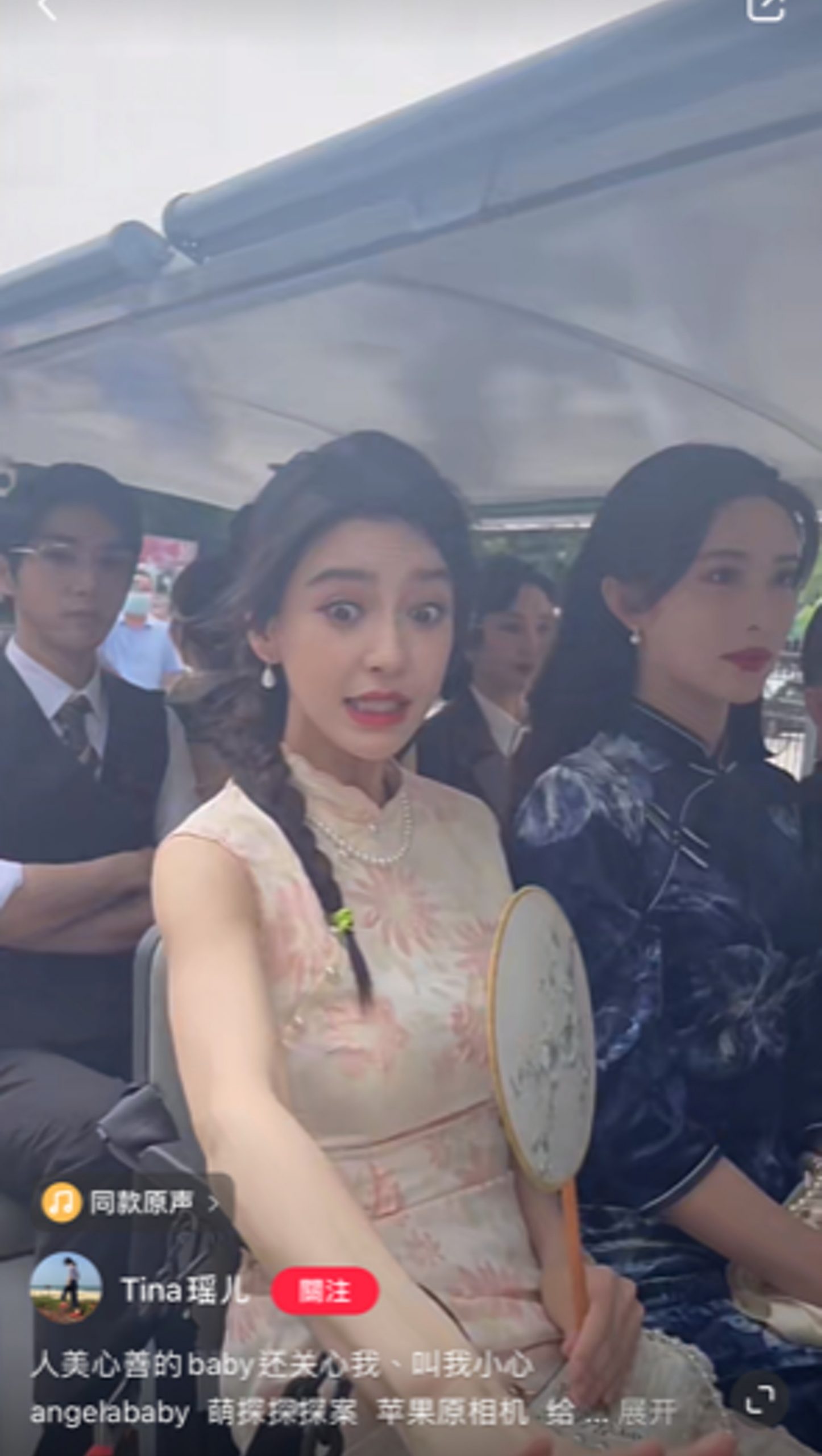 Angelababy旗袍造型古典优雅 1举动被质疑嫌弃粉丝