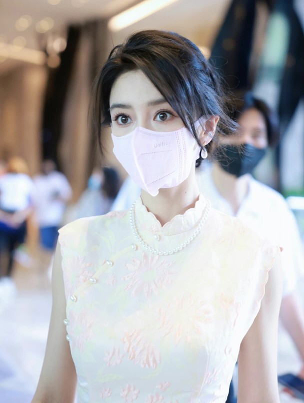 Angelababy旗袍造型古典优雅 1举动被质疑嫌弃粉丝