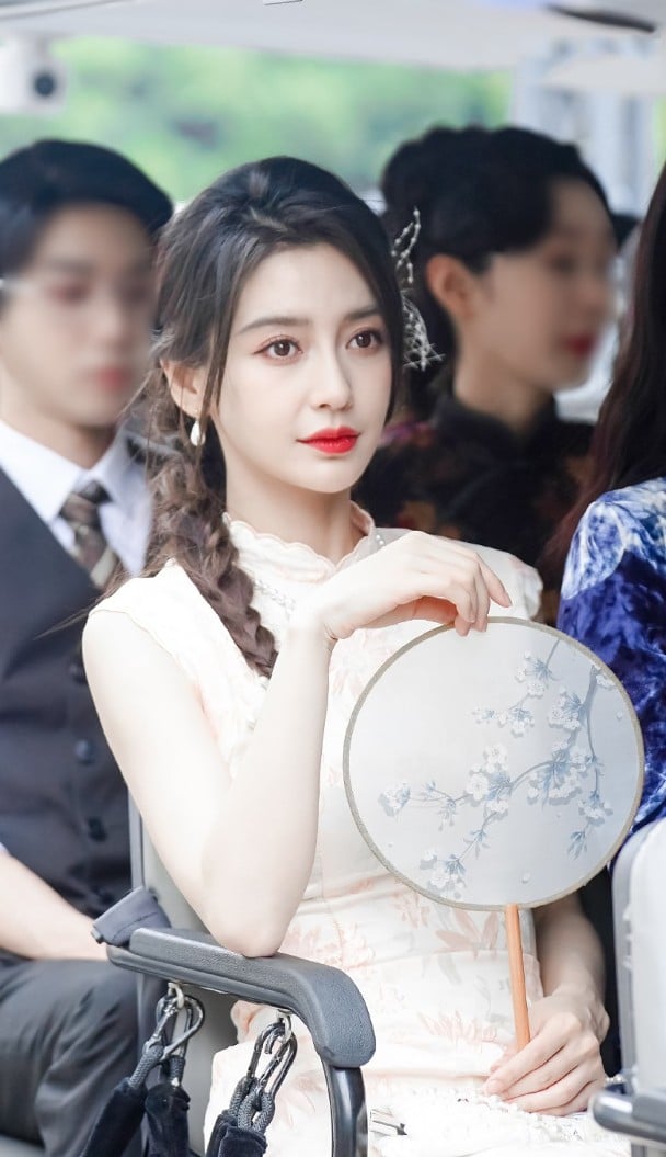 Angelababy旗袍造型古典优雅 1举动被质疑嫌弃粉丝