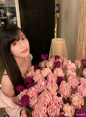 By2妹Yumi晒野餐照　疑春光外露P图