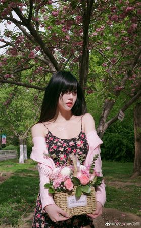 By2妹Yumi晒野餐照　疑春光外露P图