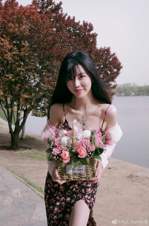 By2妹Yumi晒野餐照　疑春光外露P图