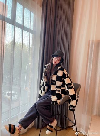 By2妹Yumi晒野餐照　疑春光外露P图