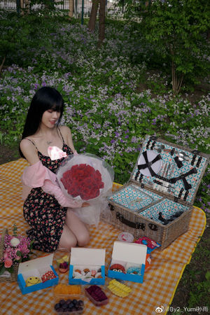 By2妹Yumi晒野餐照　疑春光外露P图