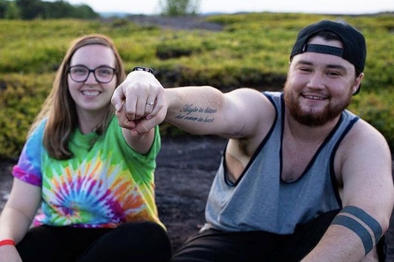 ​美少女爱上11年同性好友 变性粗犷男把闺蜜娶回家