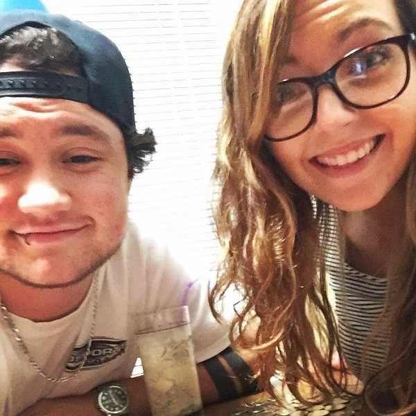 ​美少女爱上11年同性好友 变性粗犷男把闺蜜娶回家