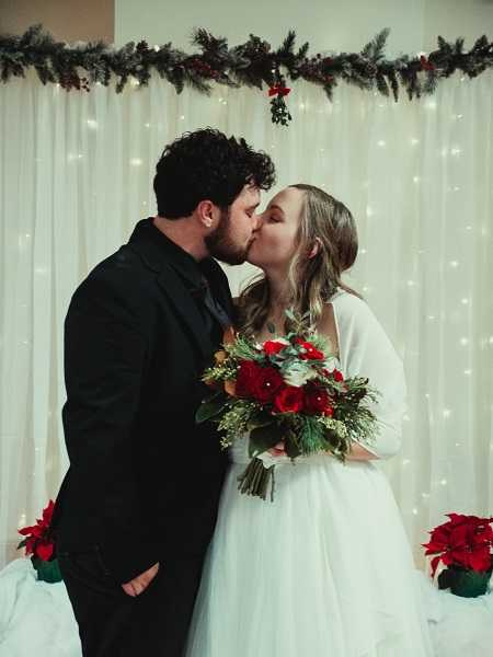 ​美少女爱上11年同性好友 变性粗犷男把闺蜜娶回家