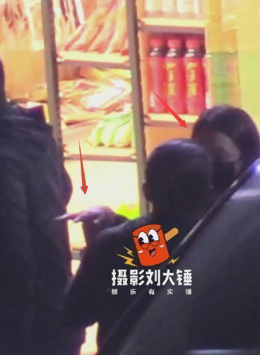 ​董璇出席饭局被强吻掀热议  网调侃“娱乐圈常态”