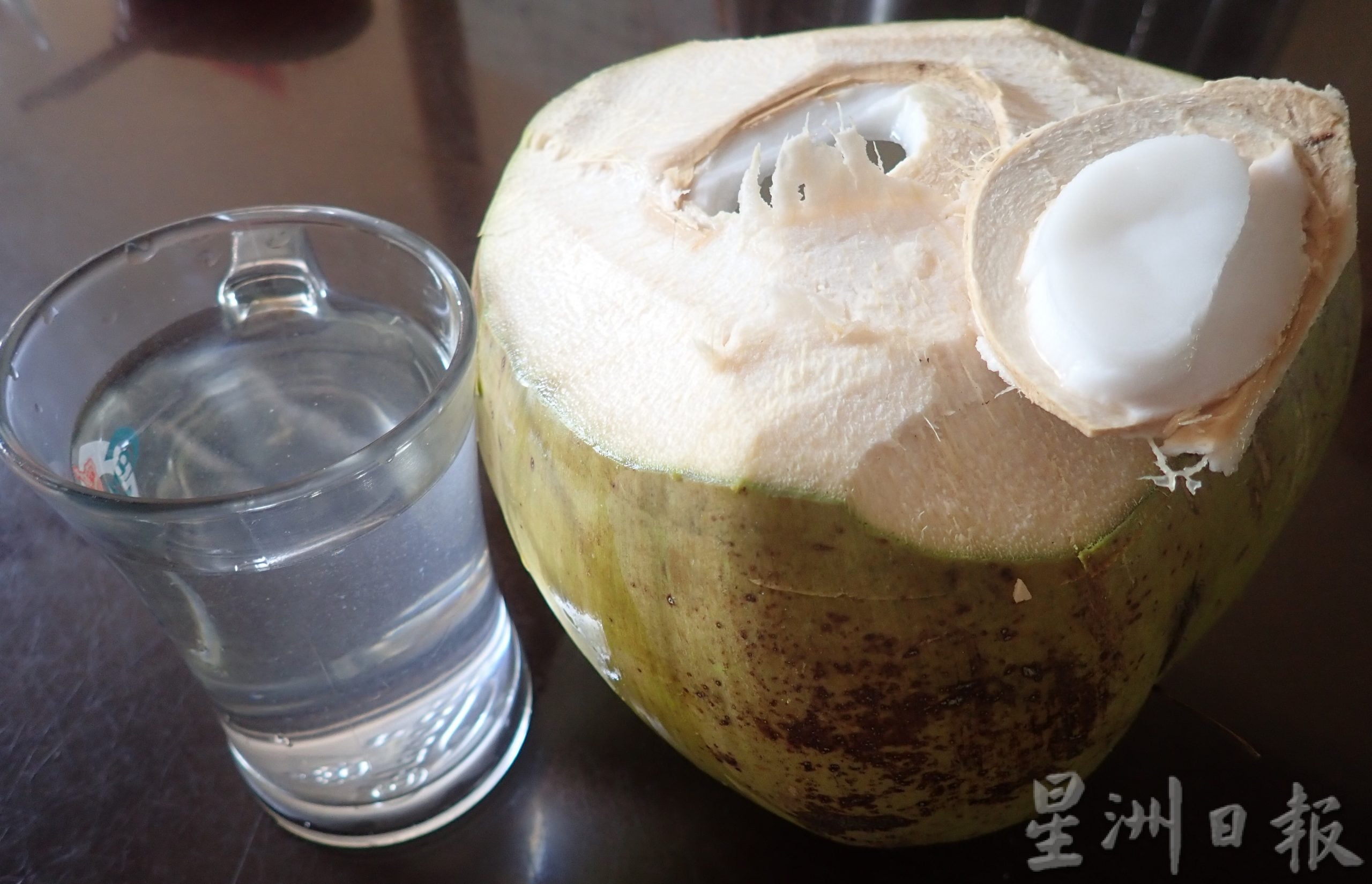 ★5月30日刊登／大霹雳封底主文／【农的传人】／香甜椰汁 厚厚椰肉 马达椰广受欢迎