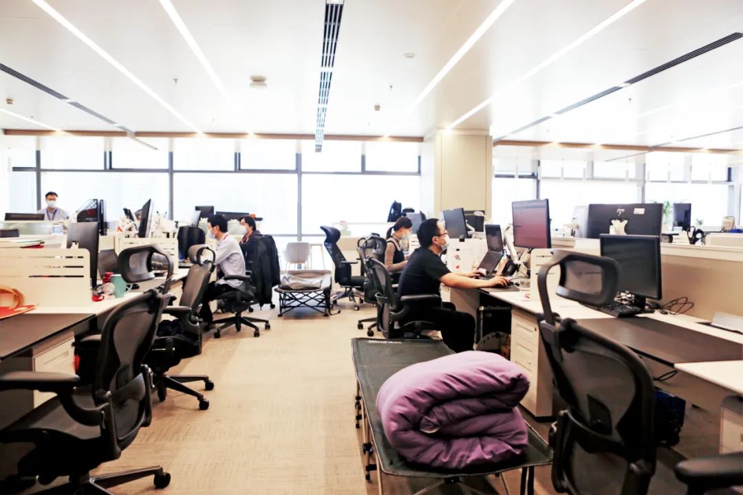 上海864家金融机构复工 困办公室8周终于可返家