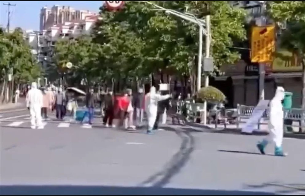 上海允“跟团”逛超市   中网民:疯了吗