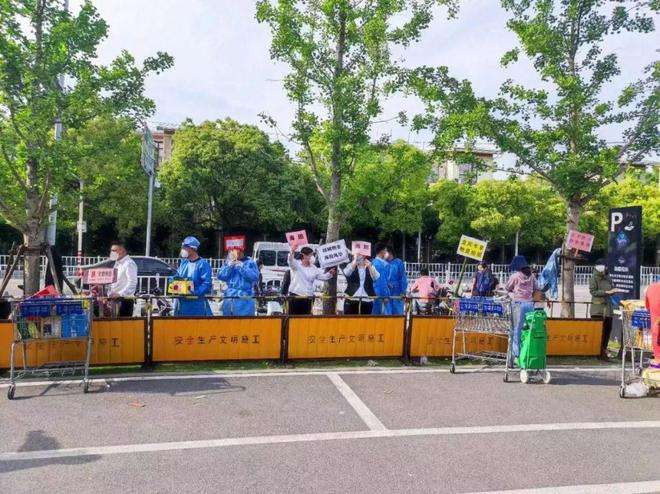 上海允“跟团”逛超市   中网民:疯了吗