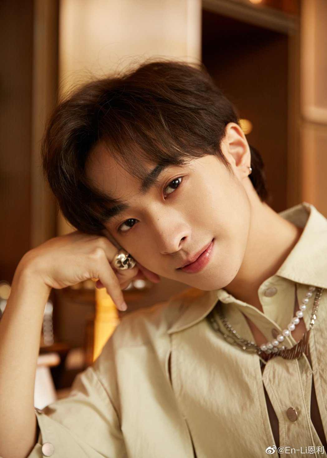  不再浓妆艳抹罕曝清秀样 小哈利被赞绝美少年