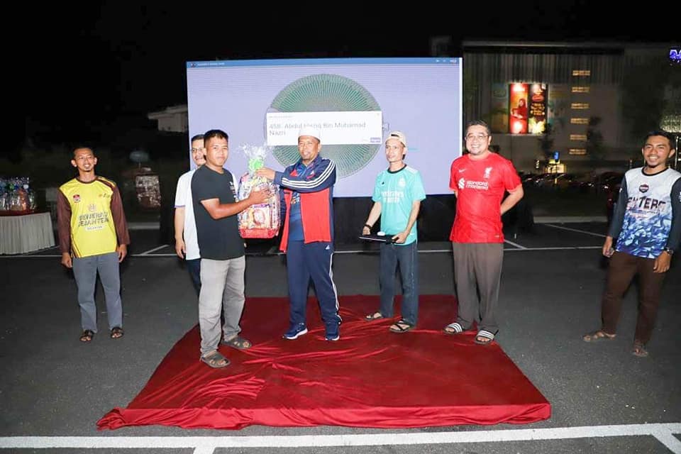 东:3000球迷齐聚哥市敦荣新市镇的迈丁霸市停车场,观赏2021/22赛季欧冠杯决赛。