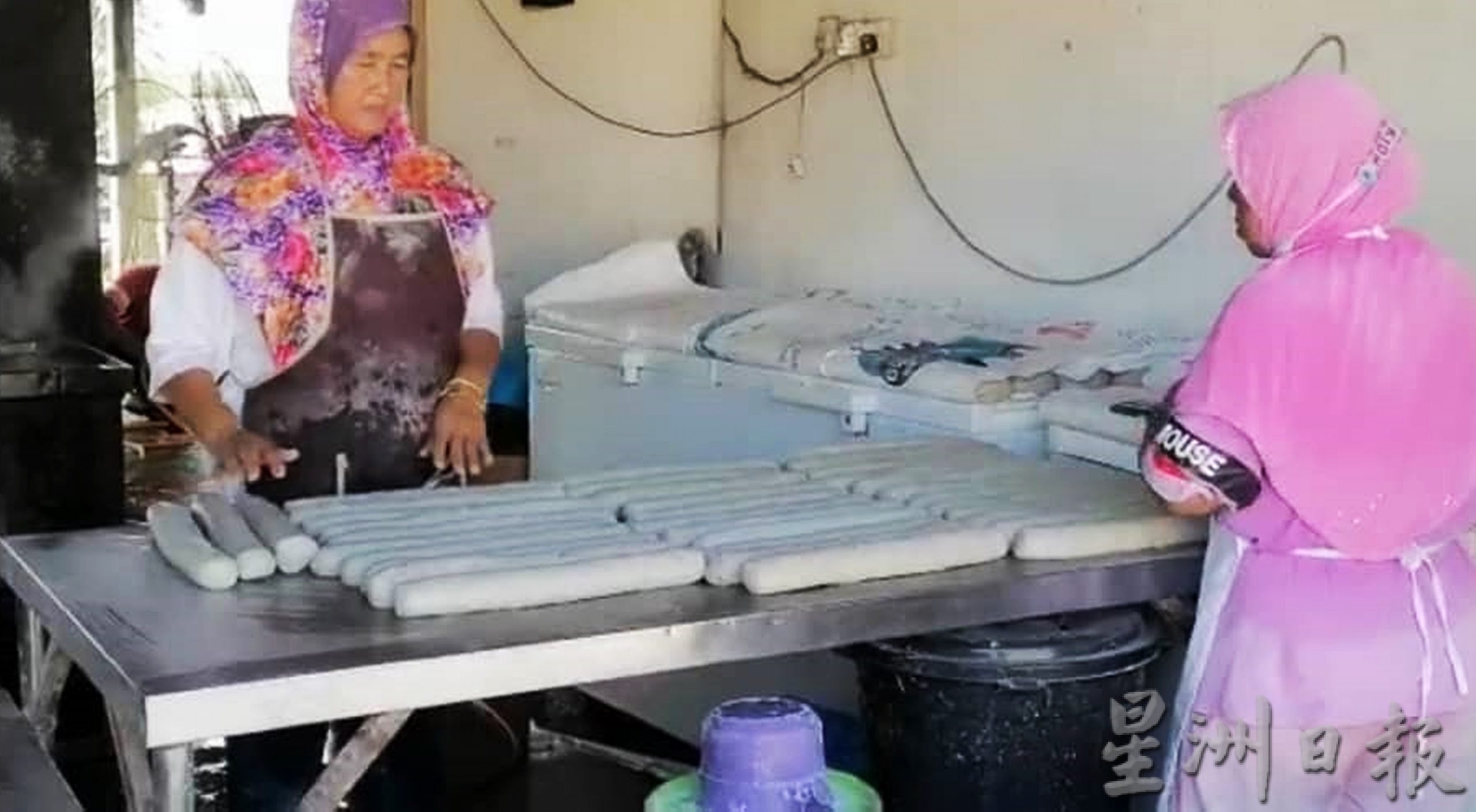 东：《东游记●去走走》“传统工艺生产，瓜拉彭亨鱼饼热销各地。”