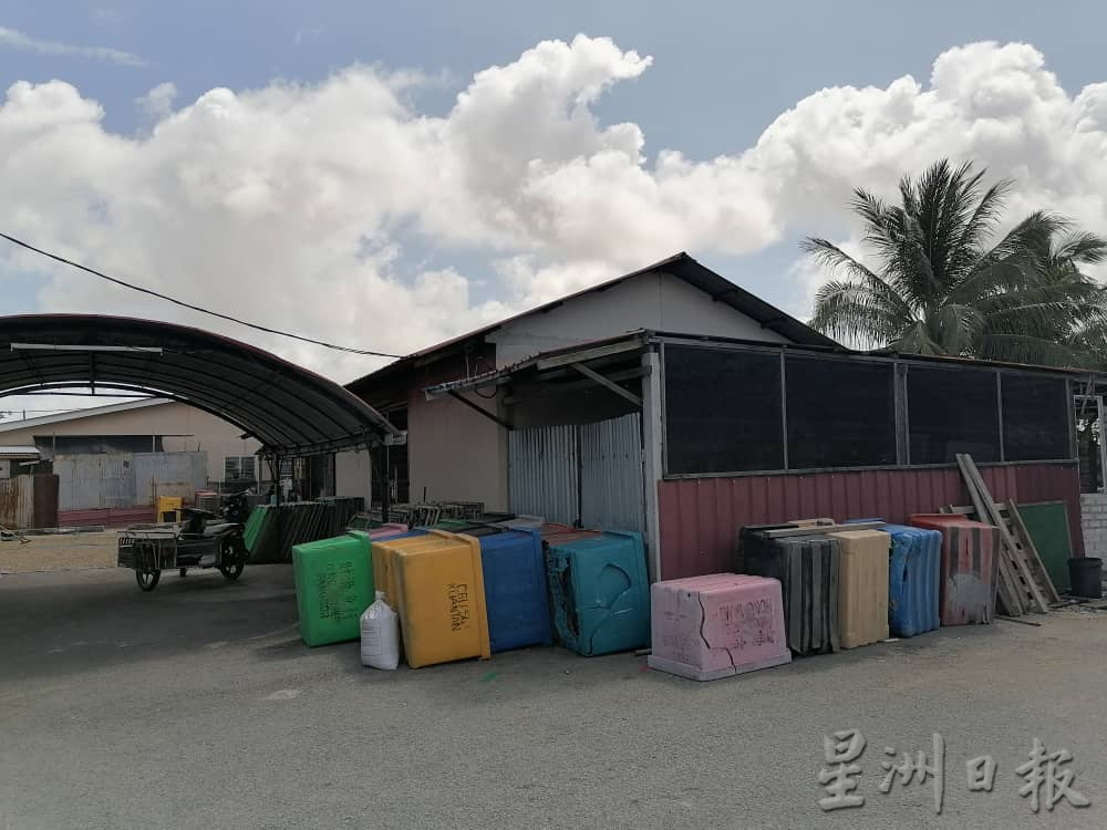 东：《东游记●去走走》“传统工艺生产，瓜拉彭亨鱼饼热销各地。”