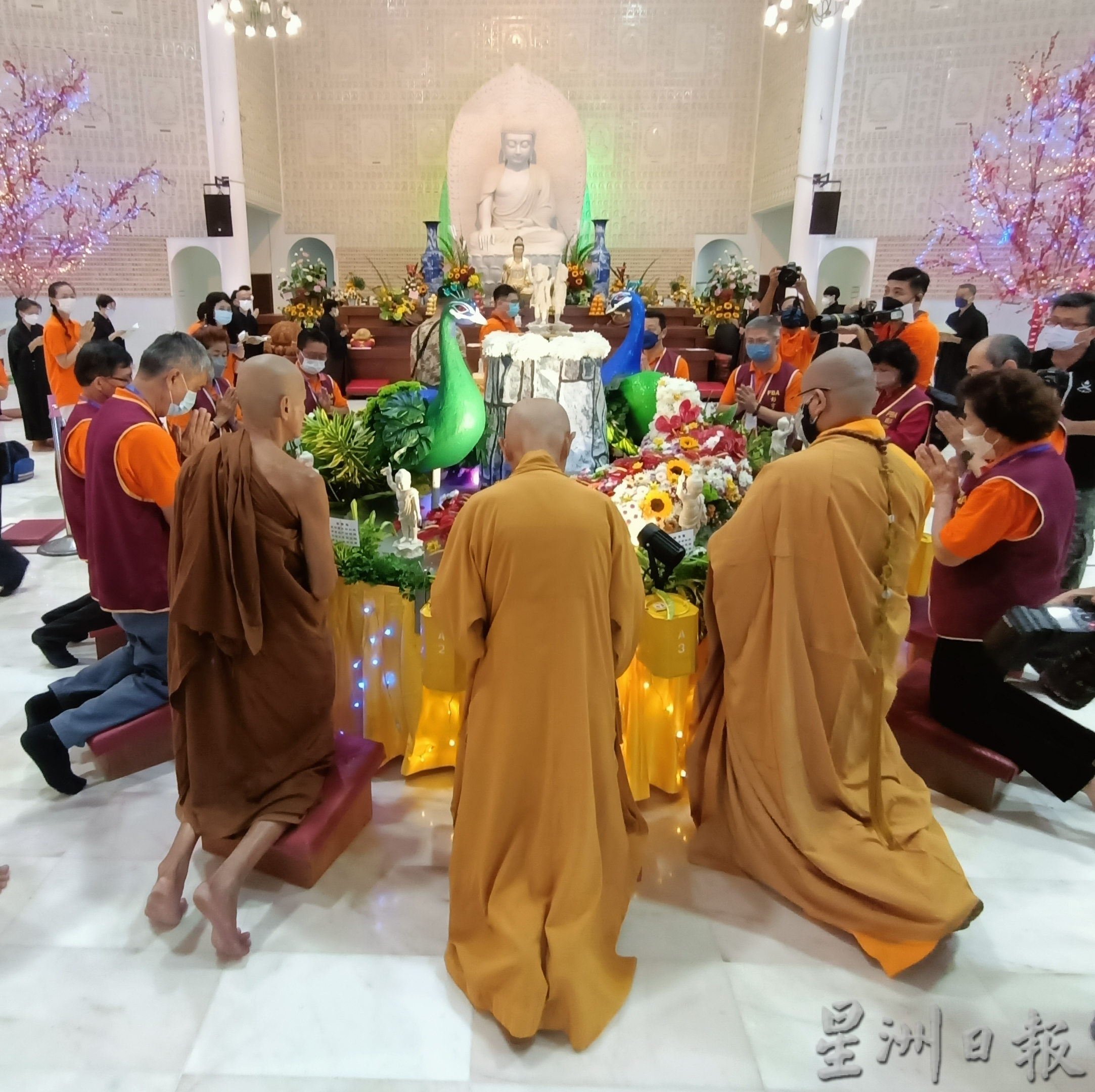 东：万人齐浴佛，洗涤心灵，沐浴身心；彭亨佛教会后疫情首个卫塞节庆典，气氛回来了，信众及嘉宾也对流程安排点赞。