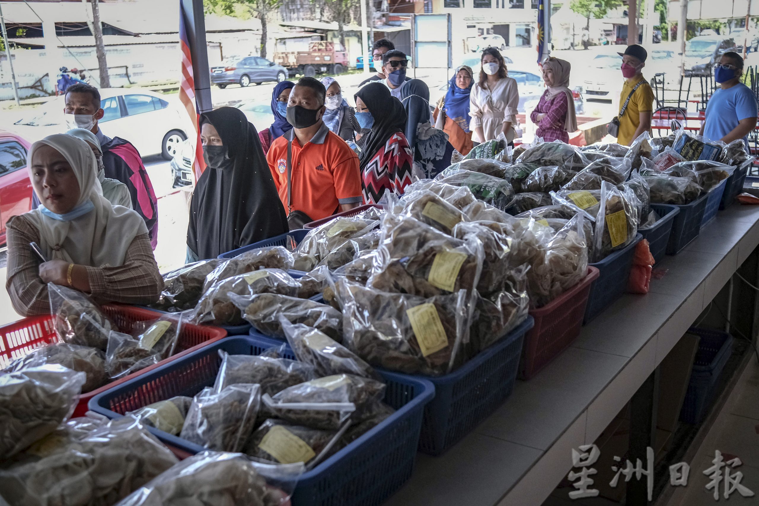 东：佳节假期结束返回岗位，民众抢购登州鱼条当手信。