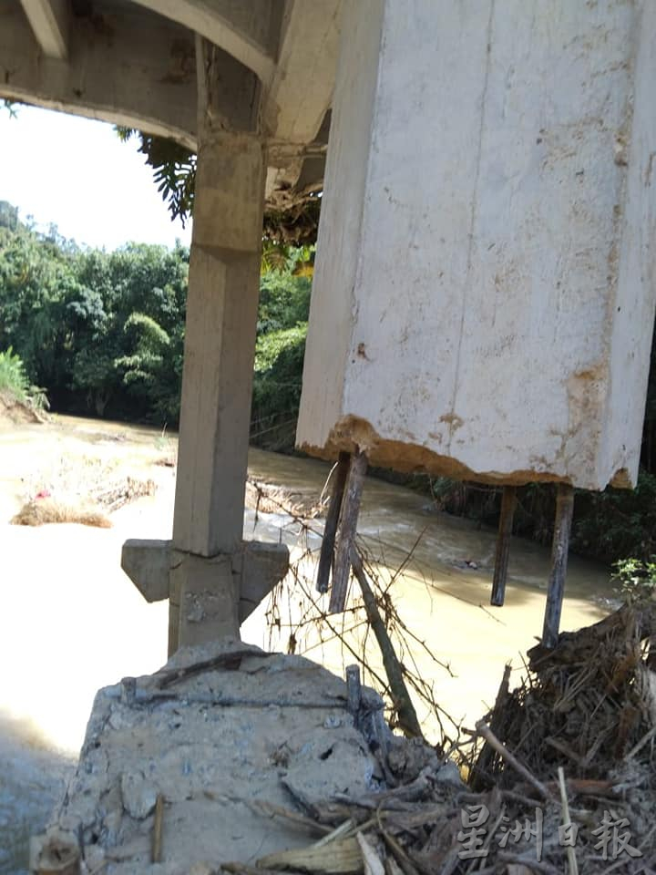 东：劳勿通往都赖路次座桥樑支柱断裂，关闭道路禁车辆川行