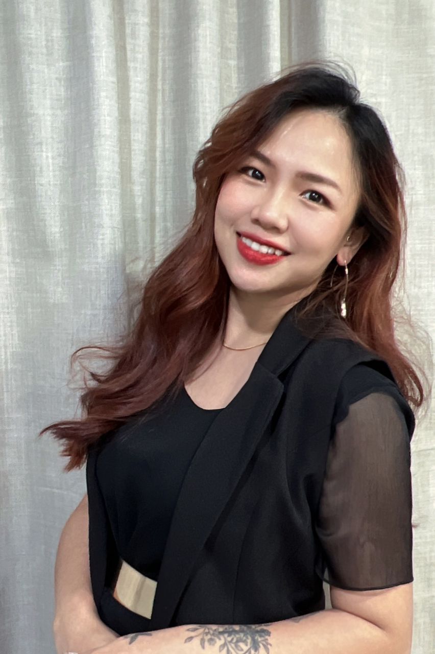 东：化装师抢手，旺日爆满，预订已经排到明年。