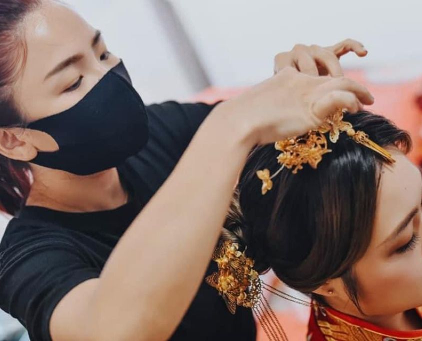 东：化装师抢手，旺日爆满，预订已经排到明年。