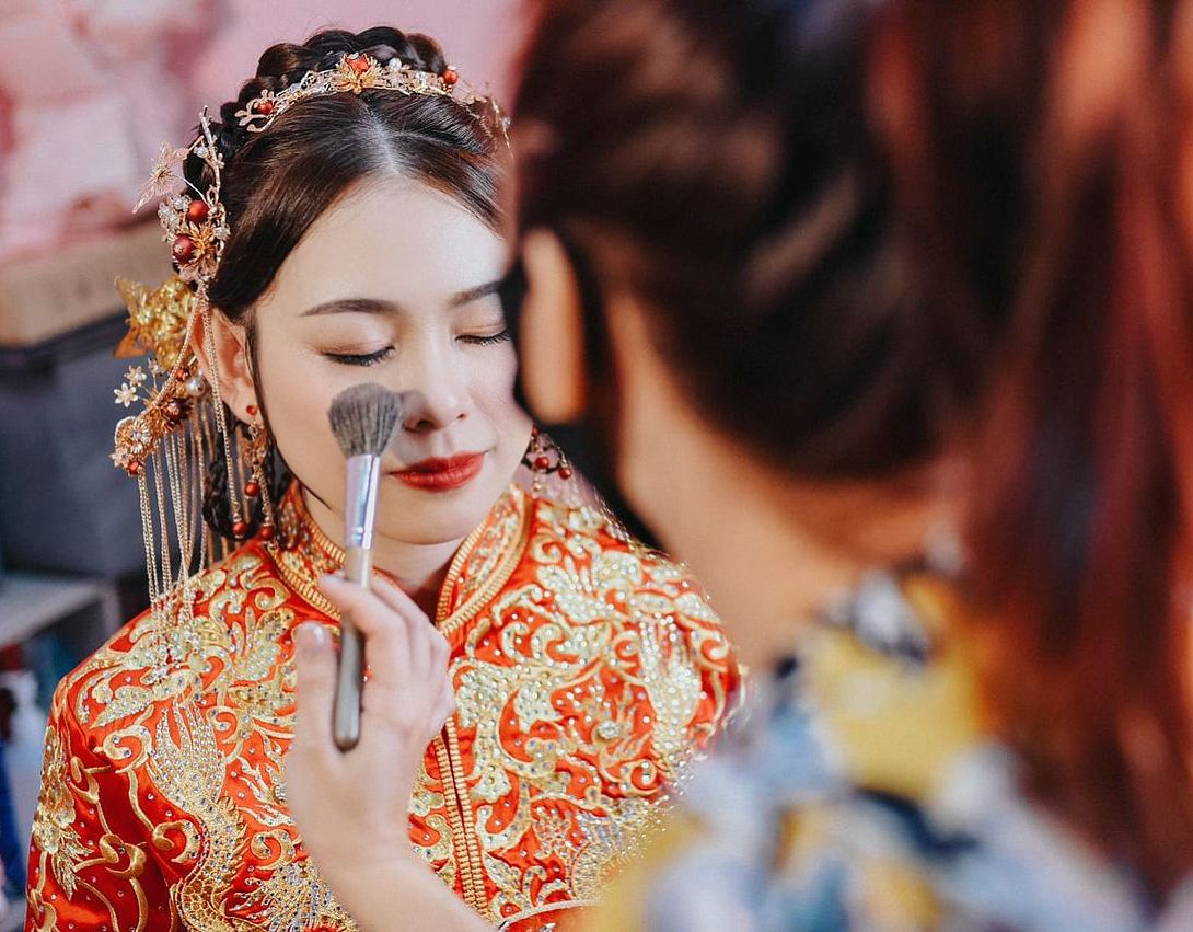 东：化装师抢手，旺日爆满，预订已经排到明年。