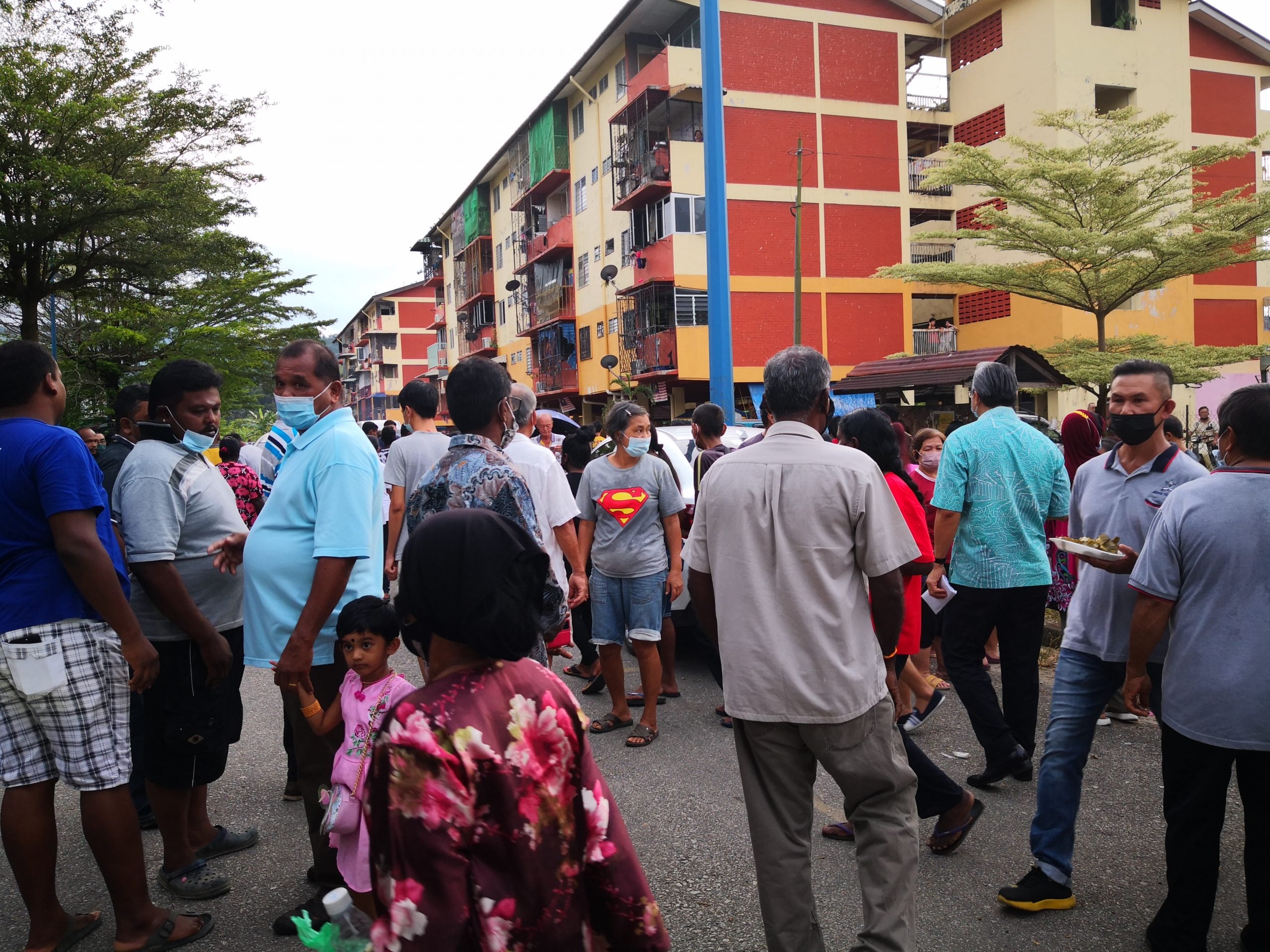 东：演变为求助大会