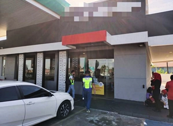 东:用石子打破丹那美拉县一家快餐店得来速(Drive-Thru)收银处的玻璃窗,并偷走183令吉50仙的一名男子,已经被警方扣留。