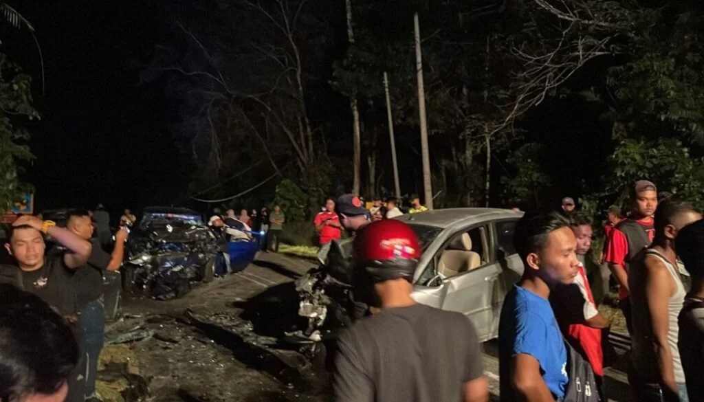 东:而连突通往瓜拉淡比灵路三车连环撞,酿成二死悲剧