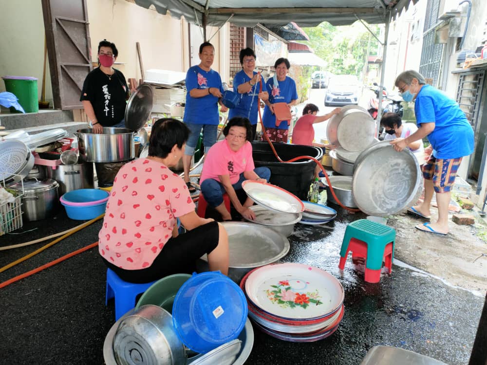 东:距离卫塞节还有3天,登嘉楼佛教会如火如荼为庆典做准备,其中婆婆妈妈义工们也为大家准备令人期待的素食,让大家得以享用到阔别2年的招牌美味素食。
