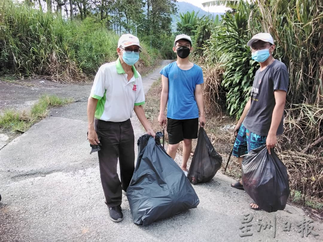 东:退休老师和学生捡垃圾