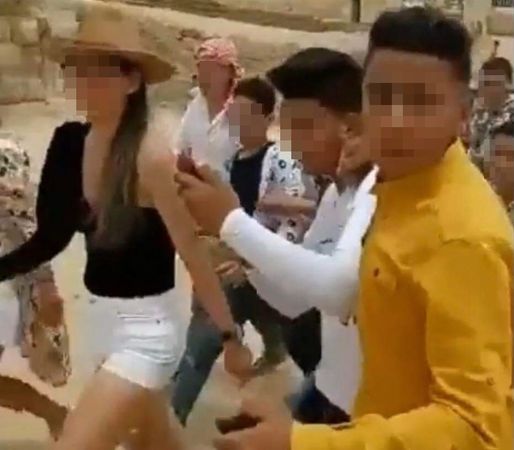 两女游埃及金字塔遭包围骚扰 13少年被扣留