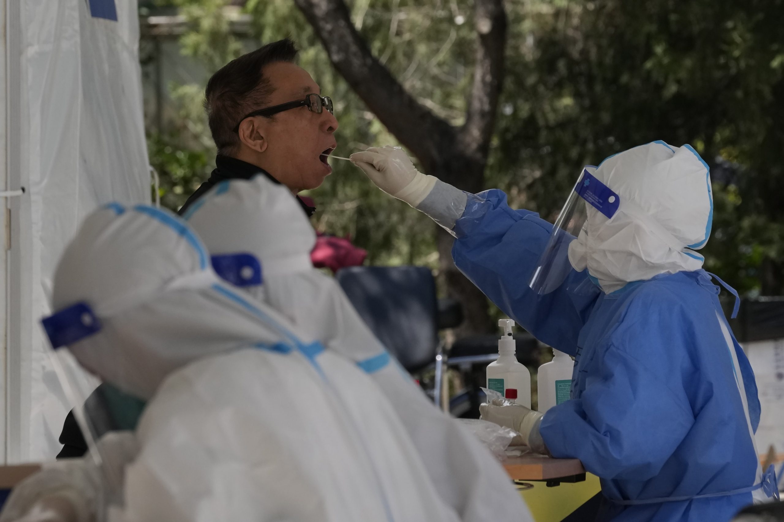 中国核酸采样员抢手 月薪高达1.3万令吉