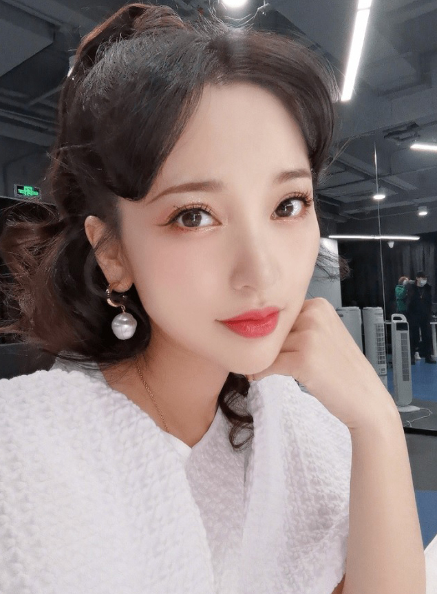 中国艺人首位染疫  金莎登热搜竟被吐槽想红