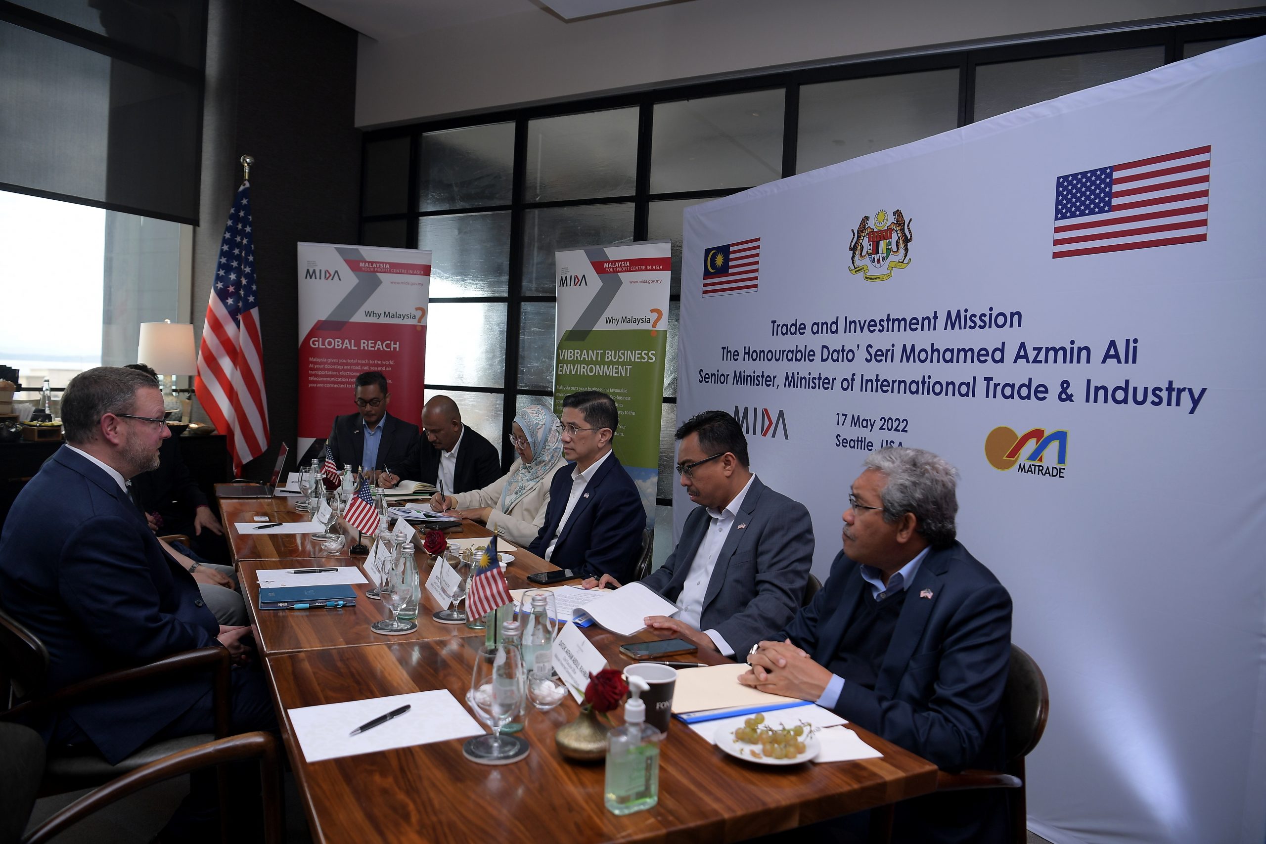 亚马逊网服来马建数据中心 · 阿兹敏:加速科技转型进程