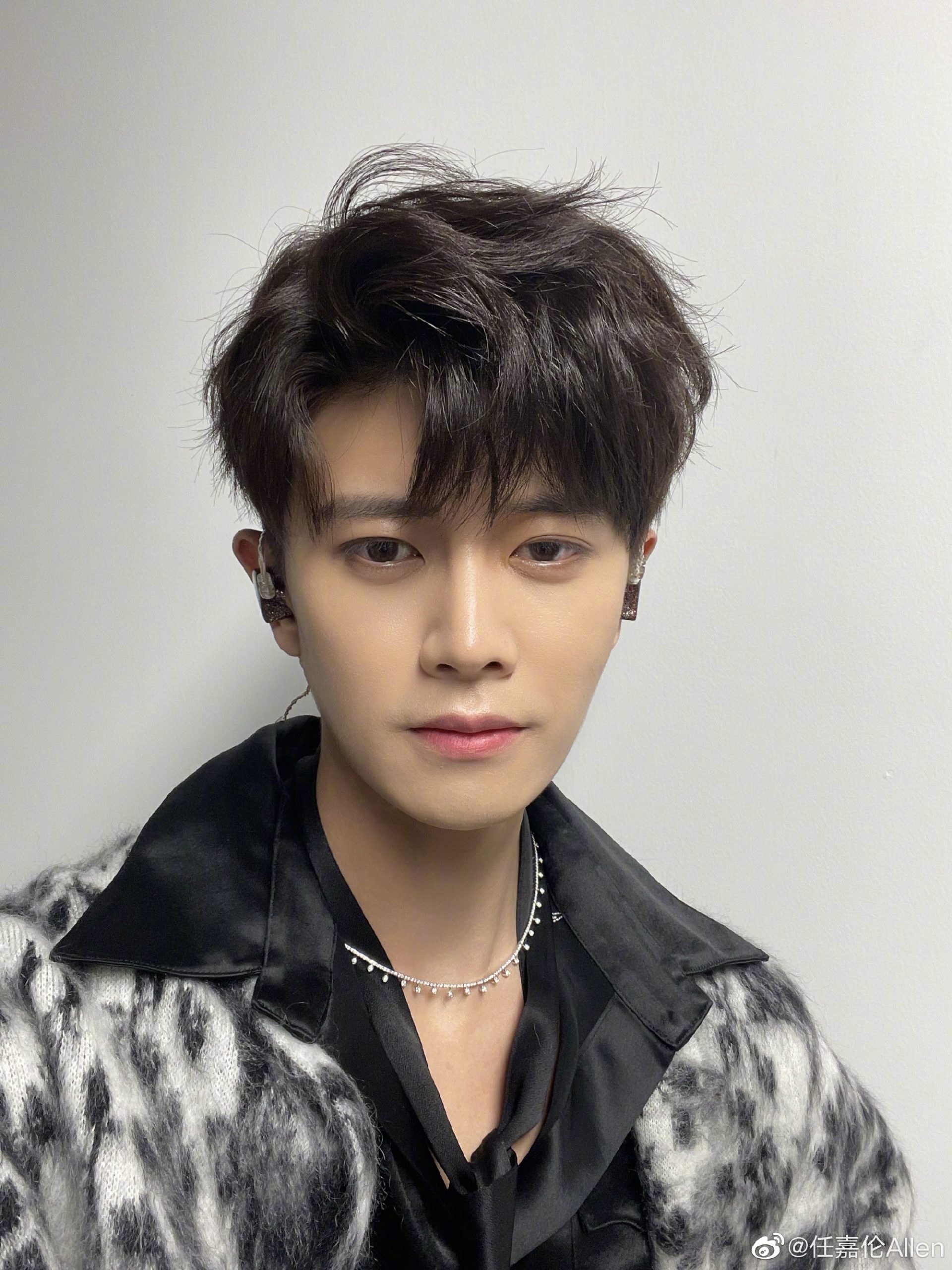 任嘉伦代言送白鹿签名  品牌被骂翻急道歉删帖