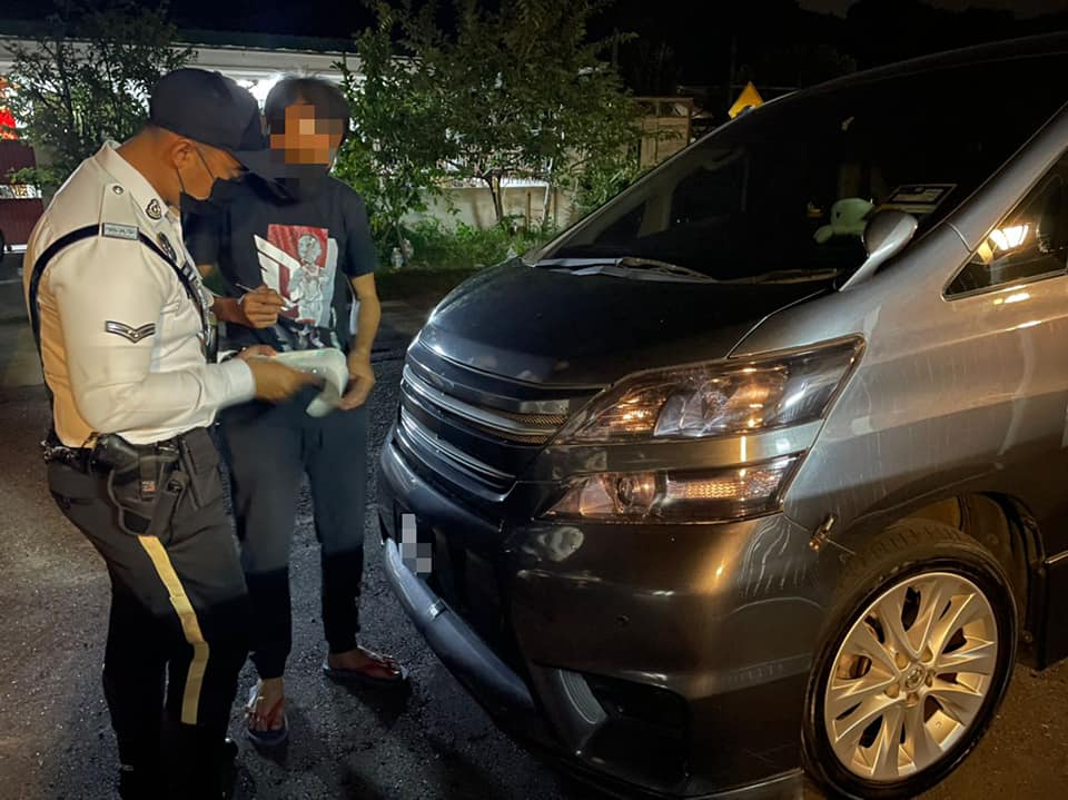 休旅车危险插队 警追查到司机开罚单