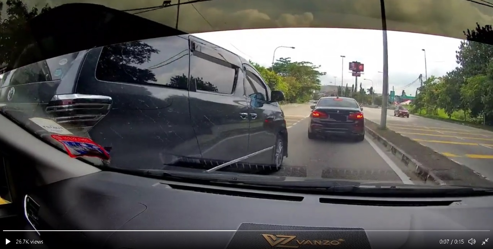 休旅车危险插队 警追查到司机开罚单