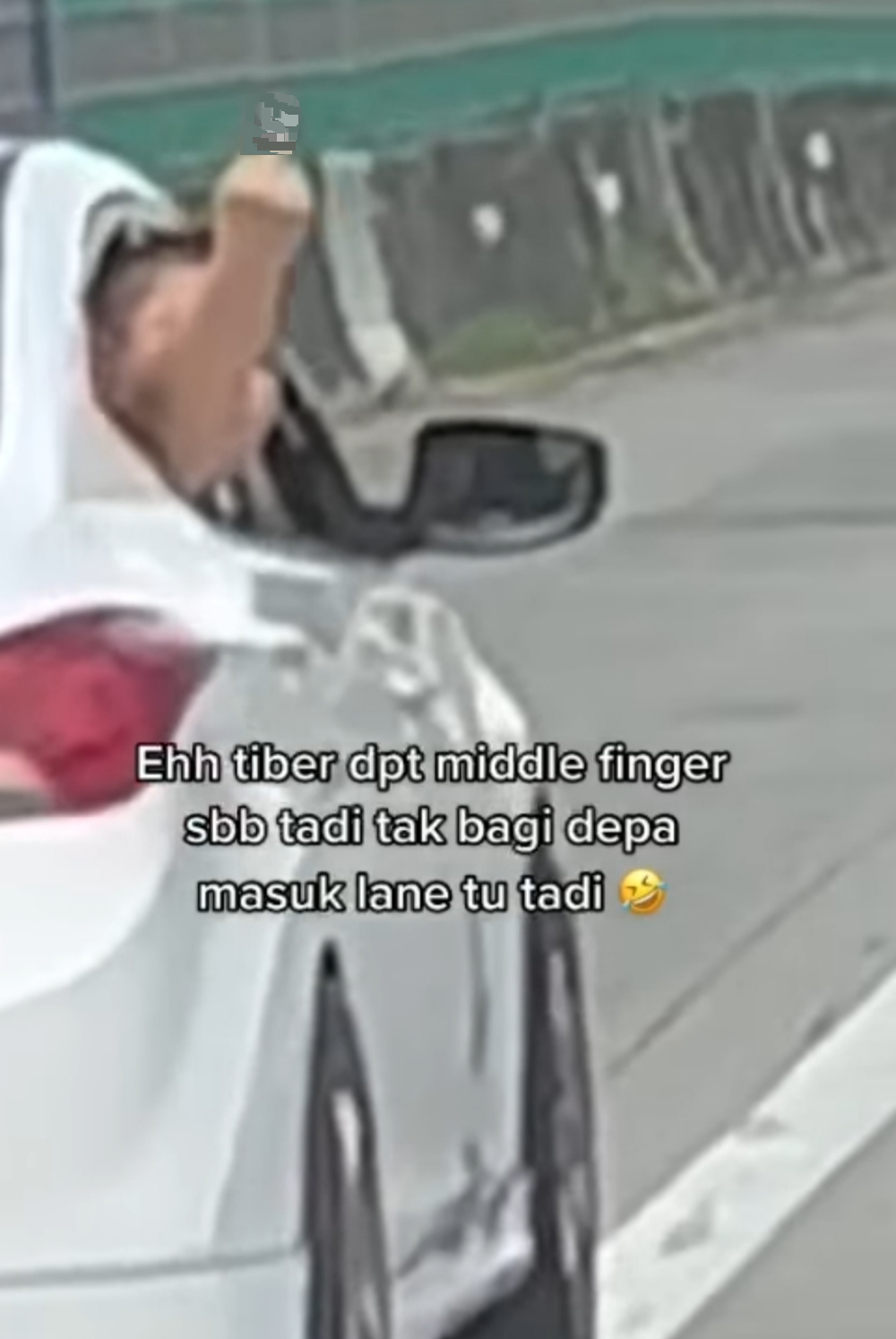 使用紧急车道受阻·司机乘客降车窗比不雅手势