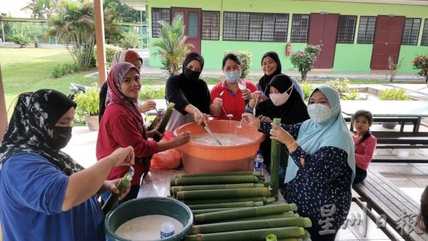 供FB/启新华小办开斋节及教师节晚宴,各族家长师生一起煮 一起布置